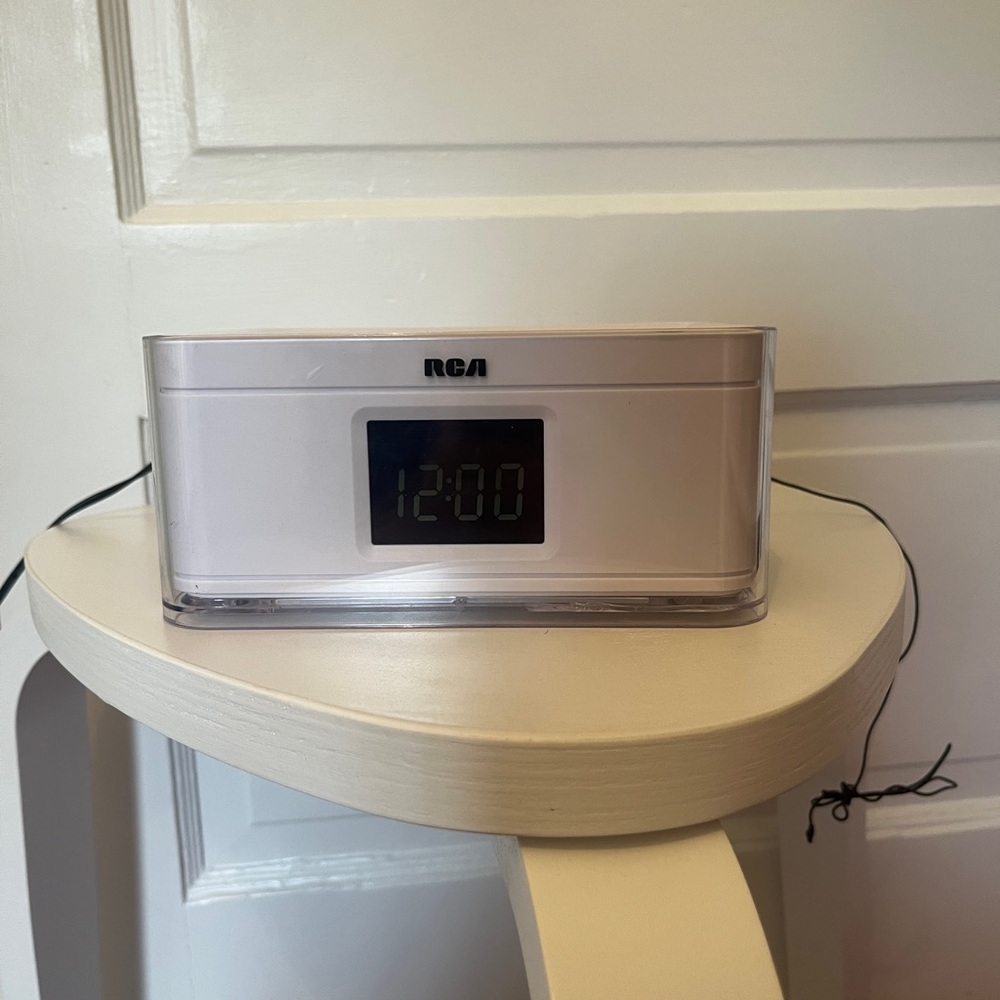 RCA Dual Alarm Clock Radio in white. In excellent condition.